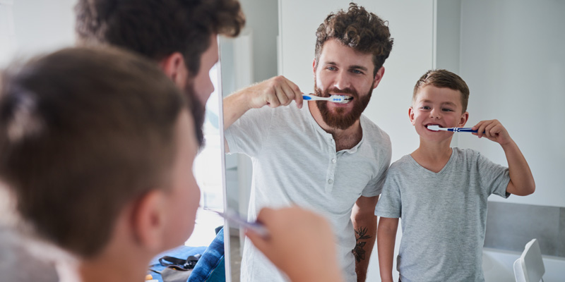 Vater und Sohn beim Zähne putzen