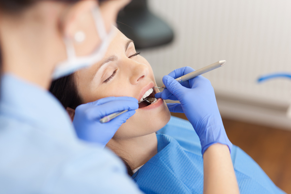 Professionelle Zahnreinigung bei einer Patientin